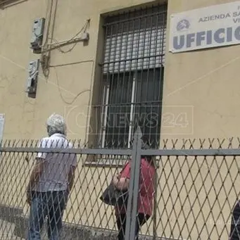 Vibo, in fila per ore sotto il sole: il senso del servizio pubblico all’ufficio ticket