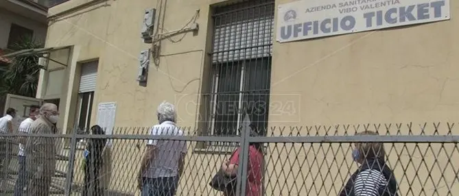 Vibo, in fila per ore sotto il sole: il senso del servizio pubblico all’ufficio ticket