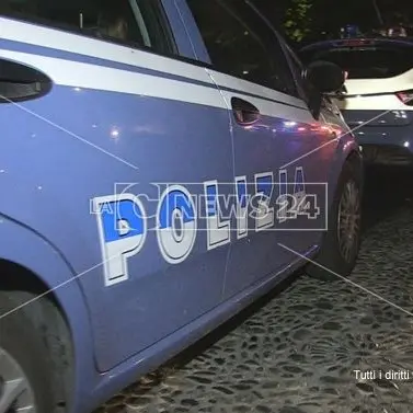 Vibo, fanno una festa in casa e fuggono sul tetto per evitare la polizia: denunciati