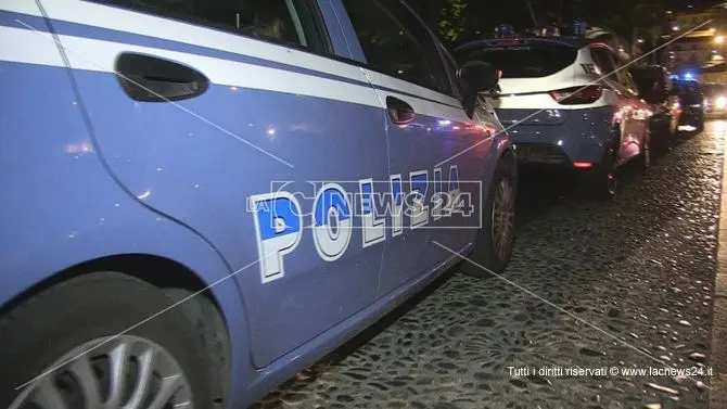 Vibo, fanno una festa in casa e fuggono sul tetto per evitare la polizia: denunciati