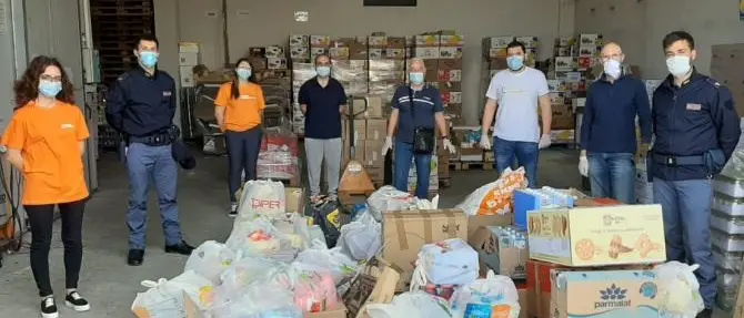 Reggio Calabria, il grande cuore della polizia: donati alimenti ai bisognosi