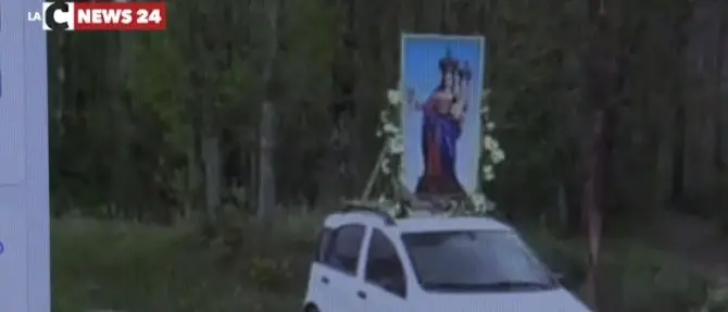 Processioni “abusive”, il vescovo: «Pagliacciate». Ma i fedeli difendono i parroci