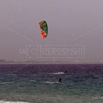 Coronavirus: saltano i mondiali di kite a Gizzeria, ma gli sportivi già solcano le onde