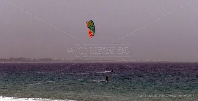 Coronavirus: saltano i mondiali di kite a Gizzeria, ma gli sportivi già solcano le onde