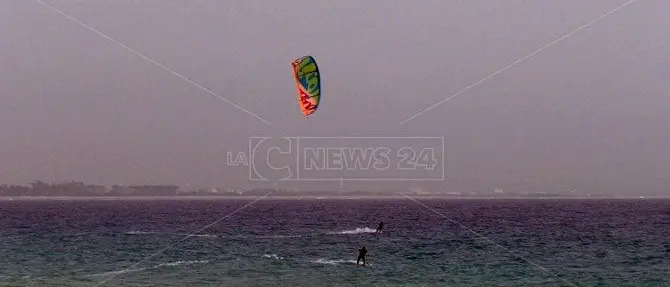 Coronavirus: saltano i mondiali di kite a Gizzeria, ma gli sportivi già solcano le onde