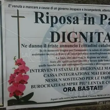 “Riposa in pace dignità”: a Cosenza muri del Comune tappezzati di manifesti funebri
