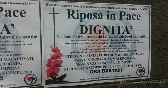 “Riposa in pace dignità”: a Cosenza muri del Comune tappezzati di manifesti funebri