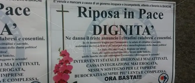 “Riposa in pace dignità”: a Cosenza muri del Comune tappezzati di manifesti funebri