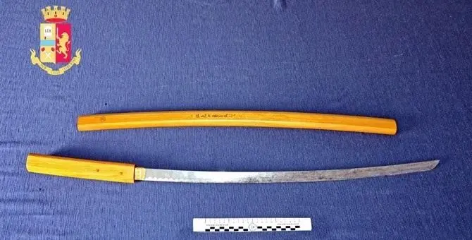 Gioia Tauro, in strada con una spada da samurai: denunciato 39enne