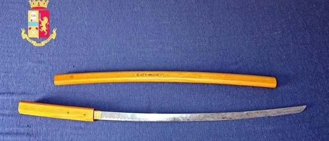Gioia Tauro, in strada con una spada da samurai: denunciato 39enne