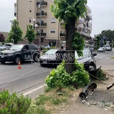 Incidente a Rende, auto contro un albero dopo il tamponamento