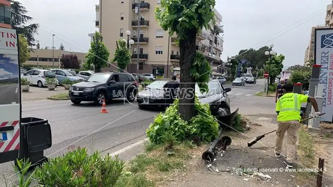 Incidente a Rende, auto contro un albero dopo il tamponamento