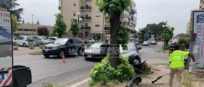 Incidente a Rende, auto contro un albero dopo il tamponamento