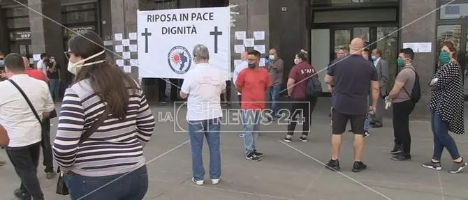 Cosenza, la protesta dei ristoratori in piazza: «Aiutateci a ripartire»