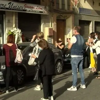 Fase 2, a Crotone i parrucchieri ricordano collega morto di Covid-19