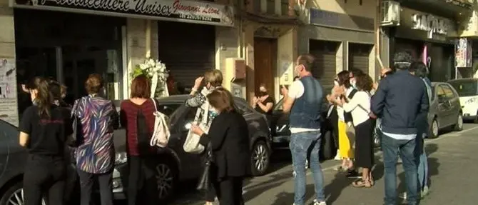 Fase 2, a Crotone i parrucchieri ricordano collega morto di Covid-19