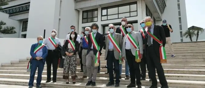 Caos rifiuti, sindaci del Reggino protestano davanti al consiglio regionale