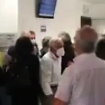 Caos all'ospedale di Lamezia, distanze annullate e mancanza di controlli: il video