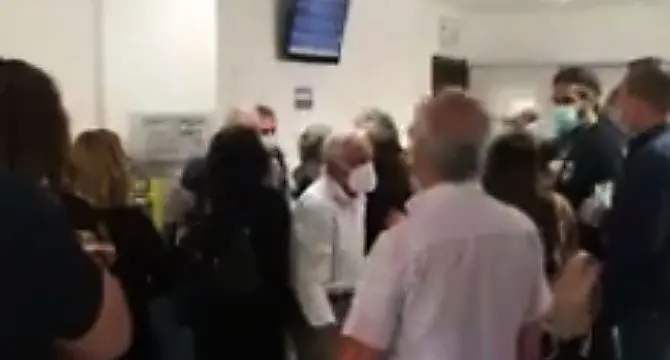 Caos all'ospedale di Lamezia, distanze annullate e mancanza di controlli: il video