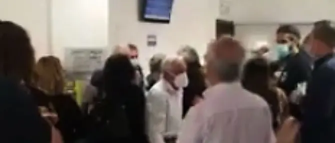 Caos all'ospedale di Lamezia, distanze annullate e mancanza di controlli: il video