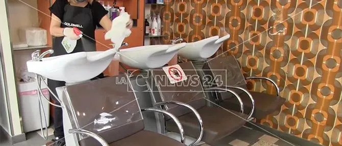 Ripartenza di parrucchieri e negozi: «Fase 2 come nuova inaugurazione»