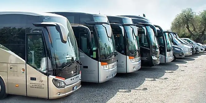 Trasporti in crisi, gli imprenditori: «Da mesi bus fermi, zero incassi e nessun aiuto»