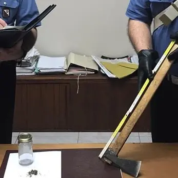 Corigliano, minaccia familiari con un'ascia per avere soldi: arrestato 18enne
