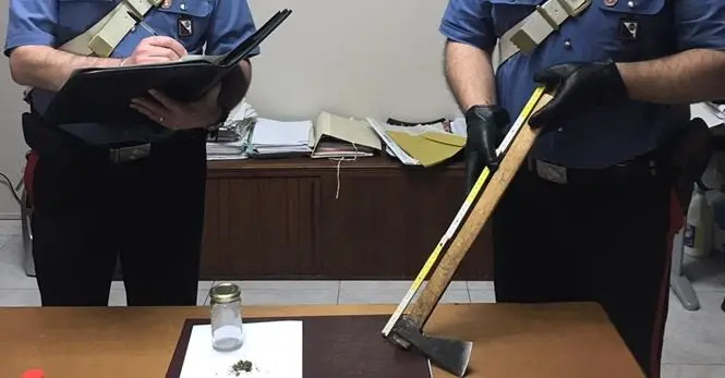 Corigliano, minaccia familiari con un'ascia per avere soldi: arrestato 18enne