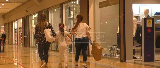 Lamezia, riapre il centro commerciale: si tenta di tornare alla normalità