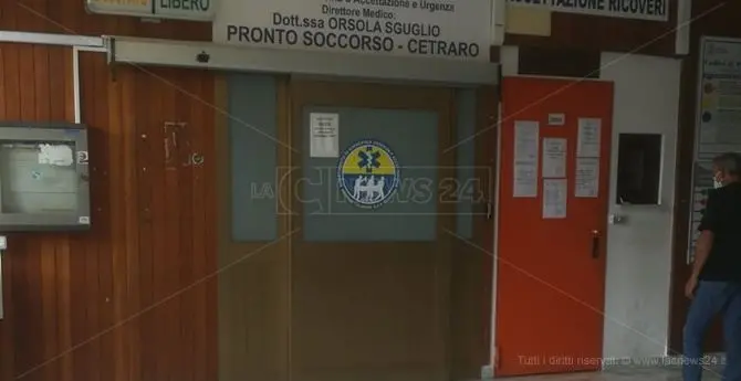 Panico all'ospedale di Cetraro, uomo incappucciato irrompe in pronto soccorso