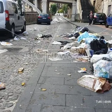 Cosenza, la raccolta rifiuti è ferma: la spazzatura viene gettata in strada