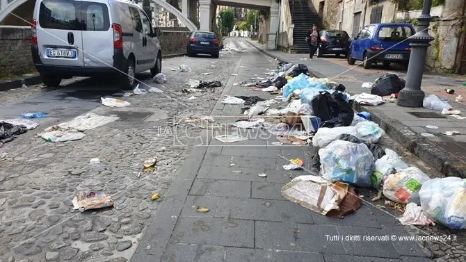 Cosenza, la raccolta rifiuti è ferma: la spazzatura viene gettata in strada