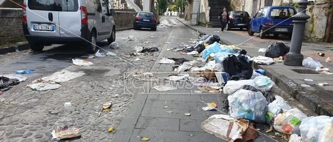 Cosenza, la raccolta rifiuti è ferma: la spazzatura viene gettata in strada