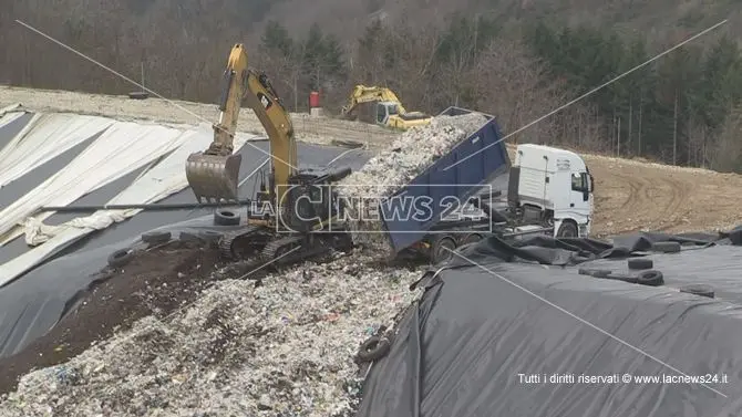 Discarica di Celico, la Presila insorge: «Arriveranno 10 tir di rifiuti al giorno»