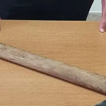 Gli rompe la mandibola con un'ascia per un parcheggio: arrestato 69enne