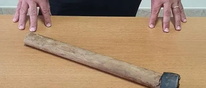 Gli rompe la mandibola con un'ascia per un parcheggio: arrestato 69enne