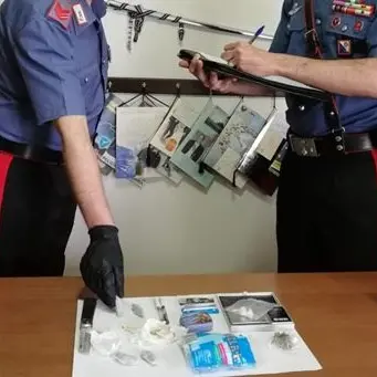 Assembrati in casa con marijuana e cocaina: denunciati quattro giovani nel Cosentino