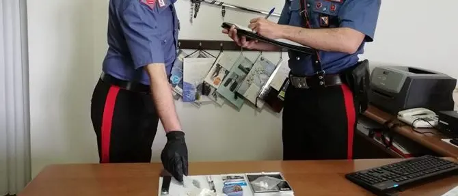 Assembrati in casa con marijuana e cocaina: denunciati quattro giovani nel Cosentino