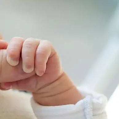Papà di Cosenza dona il fegato al figlio neonato, ora stanno bene