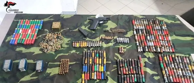 Bunker, pistola con munizioni ed esplosivo scoperti nella Locride