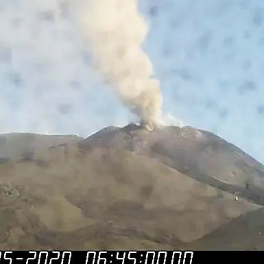 L’Etna torna a farsi sentire: esplosioni e colonna di cenere alta 4500 metri