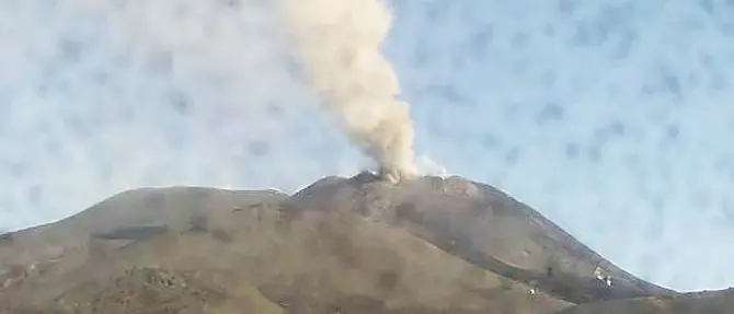 L’Etna torna a farsi sentire: esplosioni e colonna di cenere alta 4500 metri
