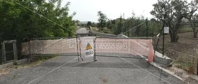 Strada crollata a Cropani, i residenti: «Attraversiamo i campi per rientrare a casa»