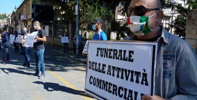 «Senza fiere siamo finiti, Governo ci aiuti»: la disperazione degli ambulanti