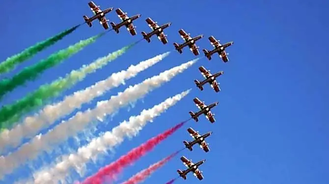 Coronavirus, le Frecce tricolori sorvolano l'Italia: tappa anche a Catanzaro