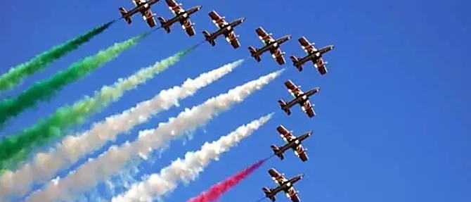 Coronavirus, le Frecce tricolori sorvolano l'Italia: tappa anche a Catanzaro