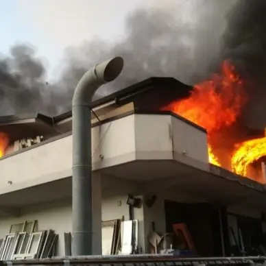 Roccella, incendio divampa in uno stabilimento per la lavorazione del legno