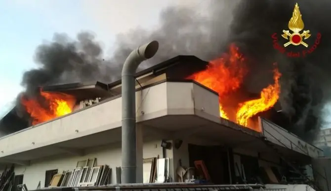 Roccella, incendio divampa in uno stabilimento per la lavorazione del legno