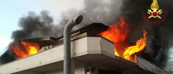 Roccella, incendio divampa in uno stabilimento per la lavorazione del legno