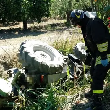 Cassano Jonio, trattore si ribalta e finisce in un canalone: un morto